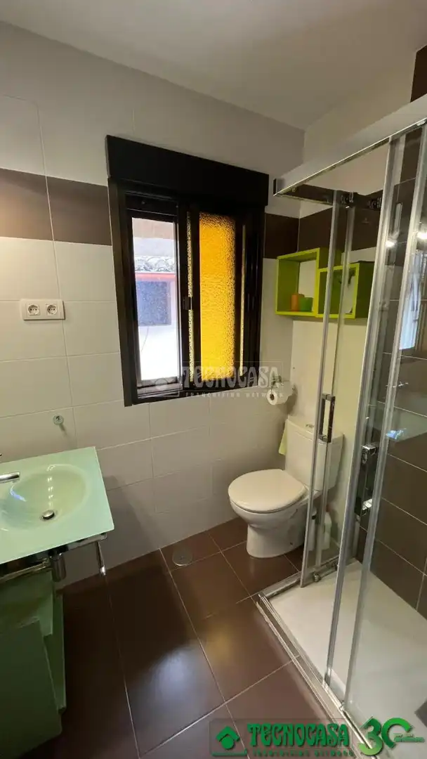 Badezimmer von Einfamilien-Reihenhaus zum Verkauf in San Esteban del Valle mit Klimaanlage und Heizung