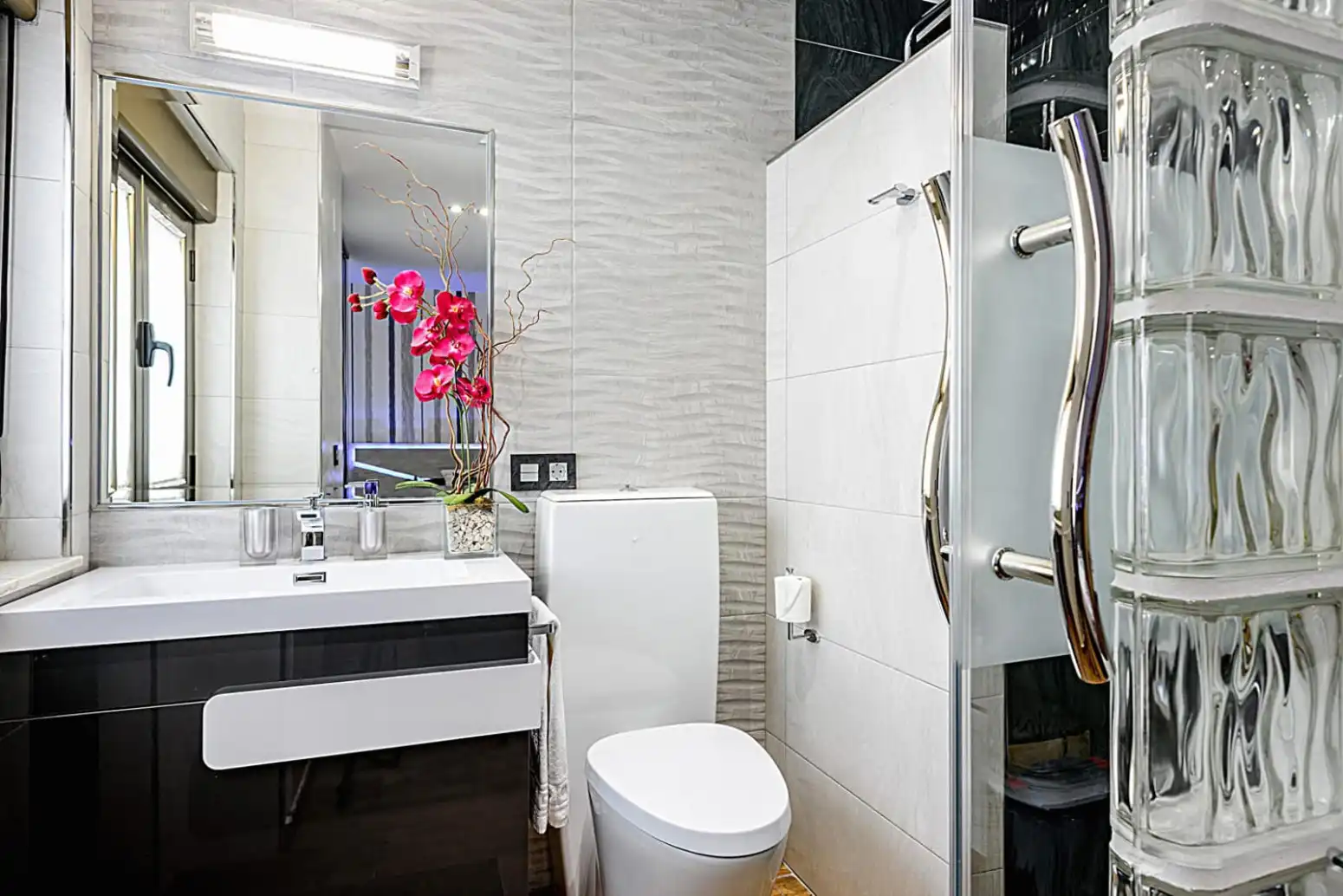 Bathroom of Flat for sale in Salamanca  with Air Conditioner and Heating