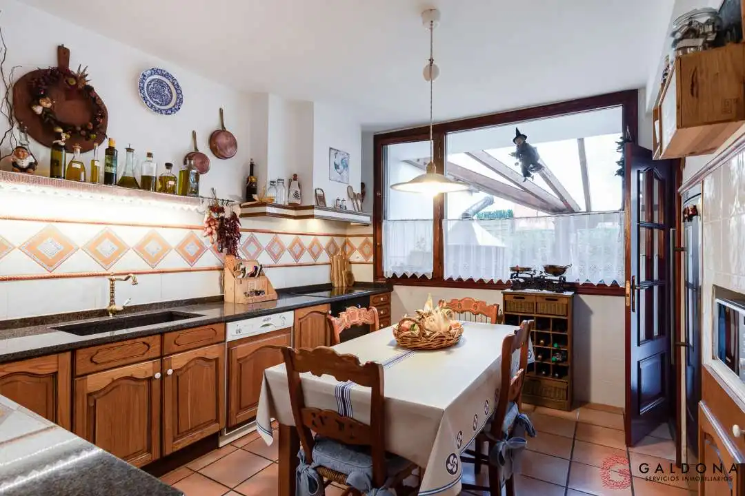 Cuina de Casa adosada en venda en Donostia - San Sebastián  amb Aire condicionat, Calefacció i Jardí privat