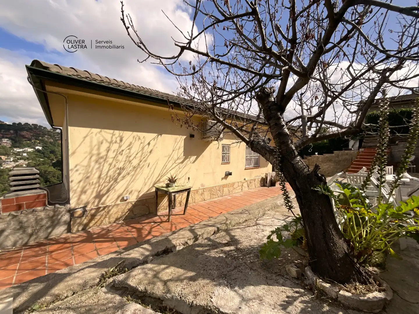 Vista exterior de Casa o chalet en venta en Corbera de Llobregat con Aire acondicionado, Jardín privado y Parquet