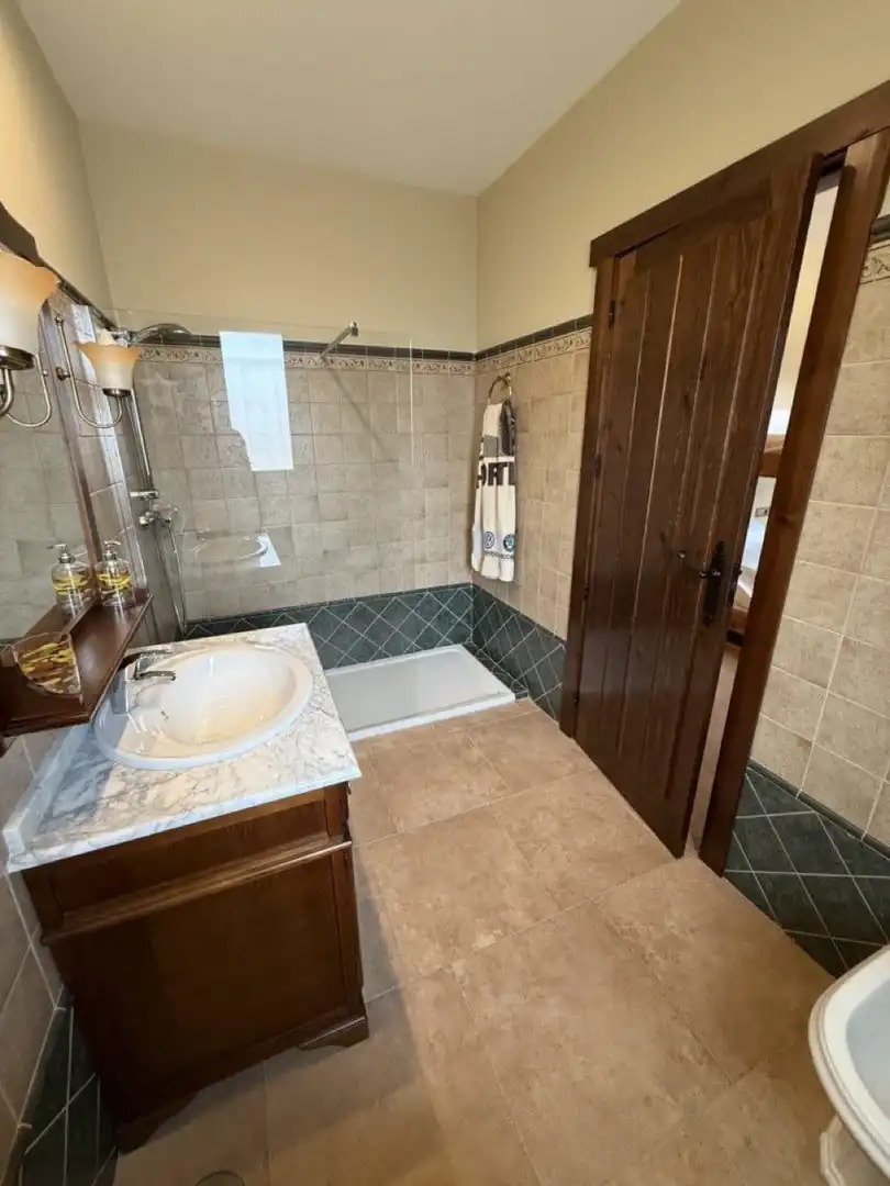 Baño de Finca rústica en venta en Colomera con Calefacción, Terraza y Piscina
