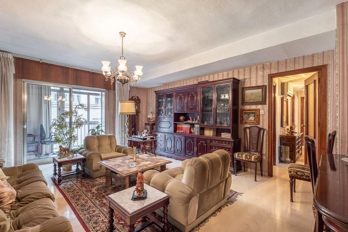 Living room of Flat for sale in  Granada Capital  with Heating, Terrace and Furnished