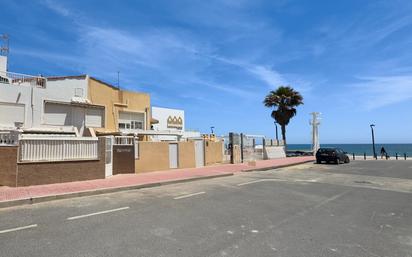 Vista exterior de Casa adosada en venda en Torrevieja amb Aire condicionat, Jardí privat i Terrassa