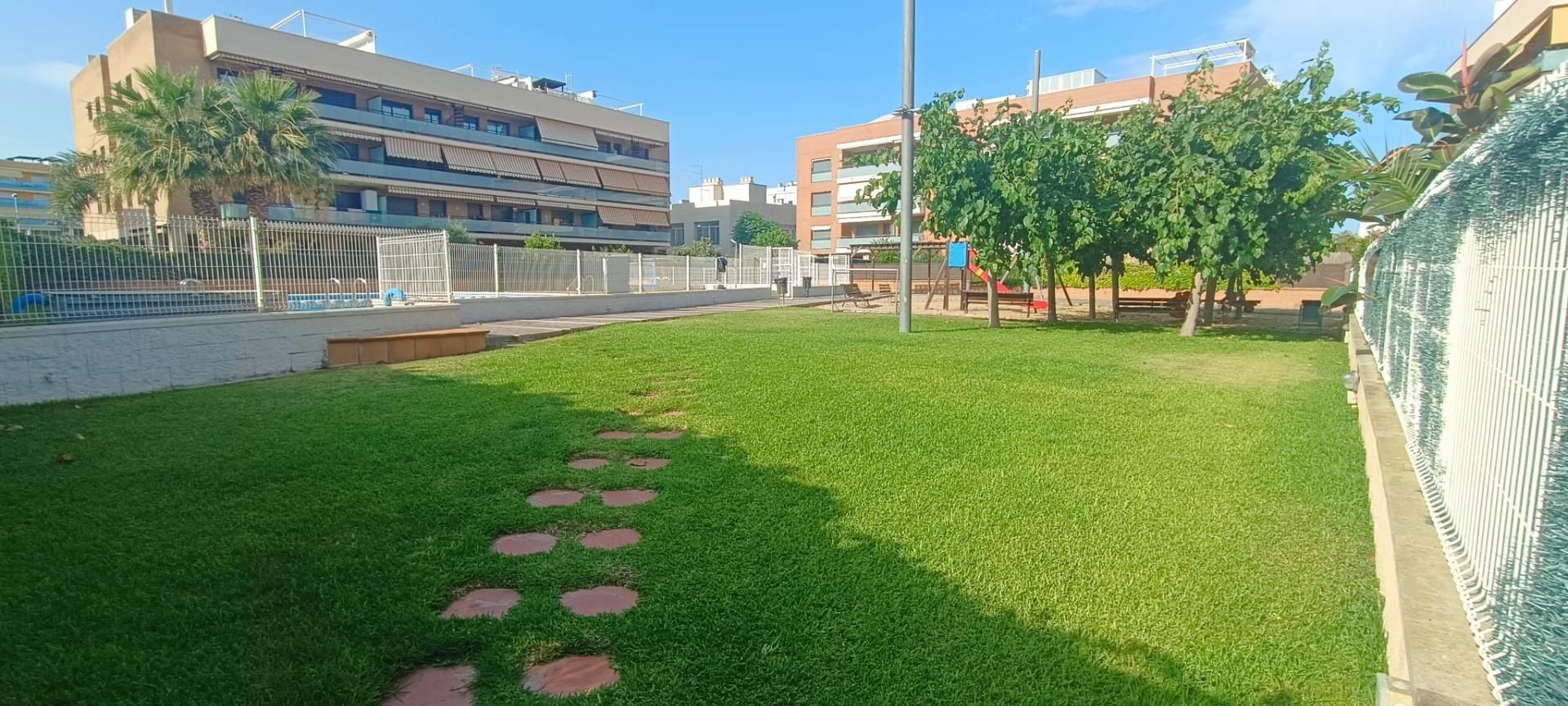Vista exterior de Pis en venda en Cunit amb Parquet, Terrassa i Piscina