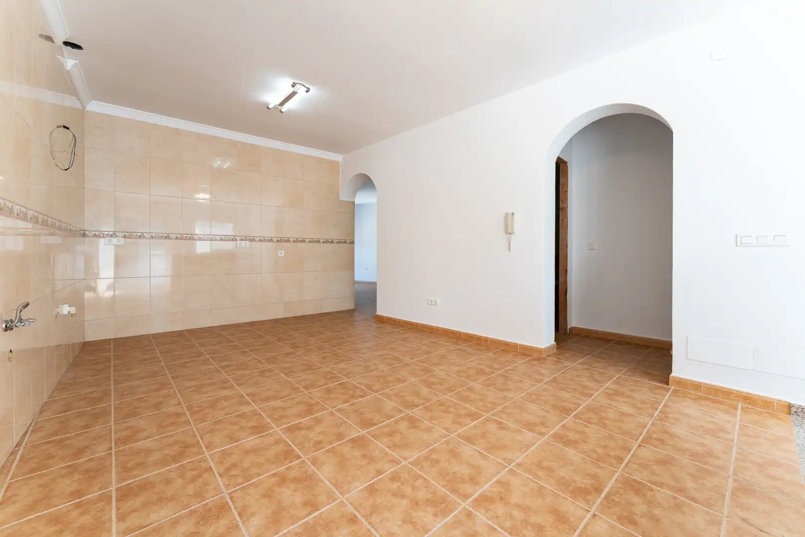 Einfamilien-Reihenhaus zum Verkauf in Sayalonga mit Terrasse und Balkon