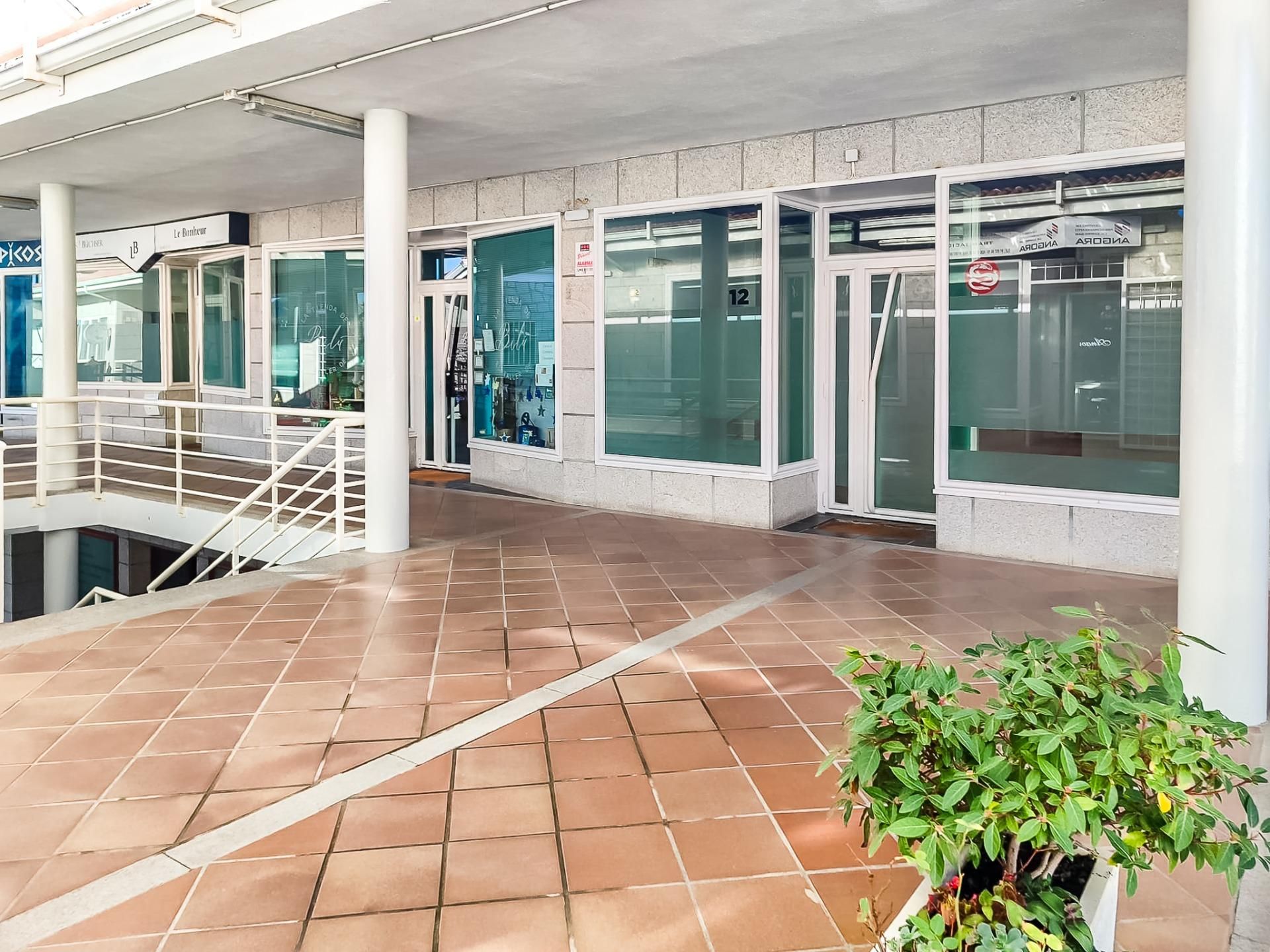 Office to rent in Moralzarzal  with Air Conditioner