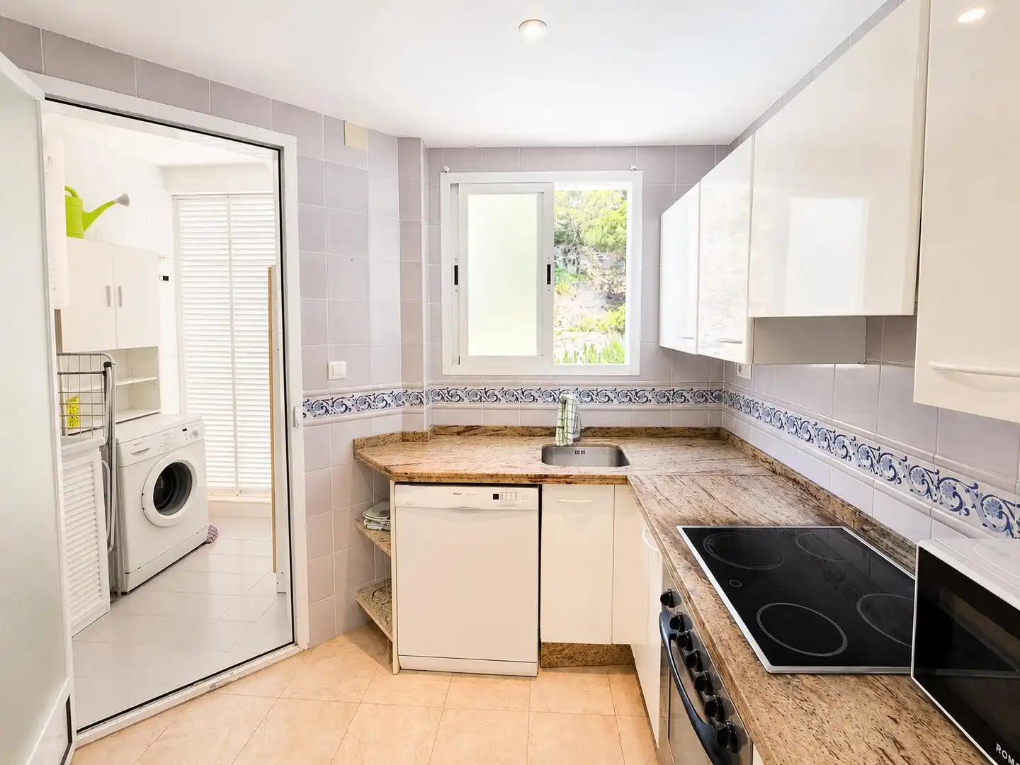 Cocina de Piso de alquiler en Almuñécar con Amueblado, Balcón y Piscina comunitaria