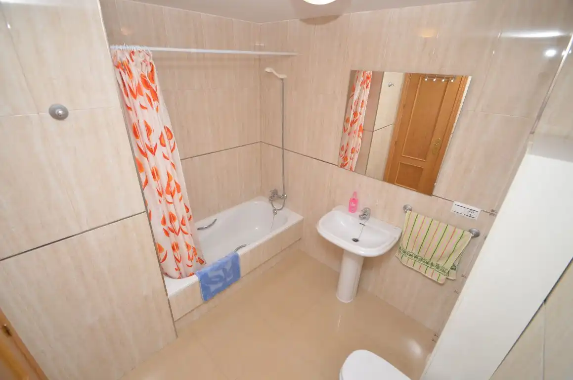 Baño de Piso de alquiler en Roquetas de Mar con Terraza, Amueblado y Piscina comunitaria
