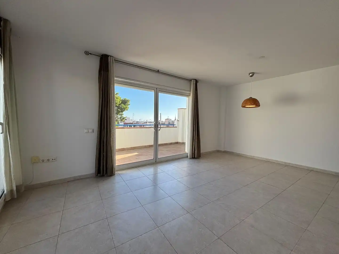 Sala de estar de Ático en venta en Sitges con Calefacción, Terraza y Balcón