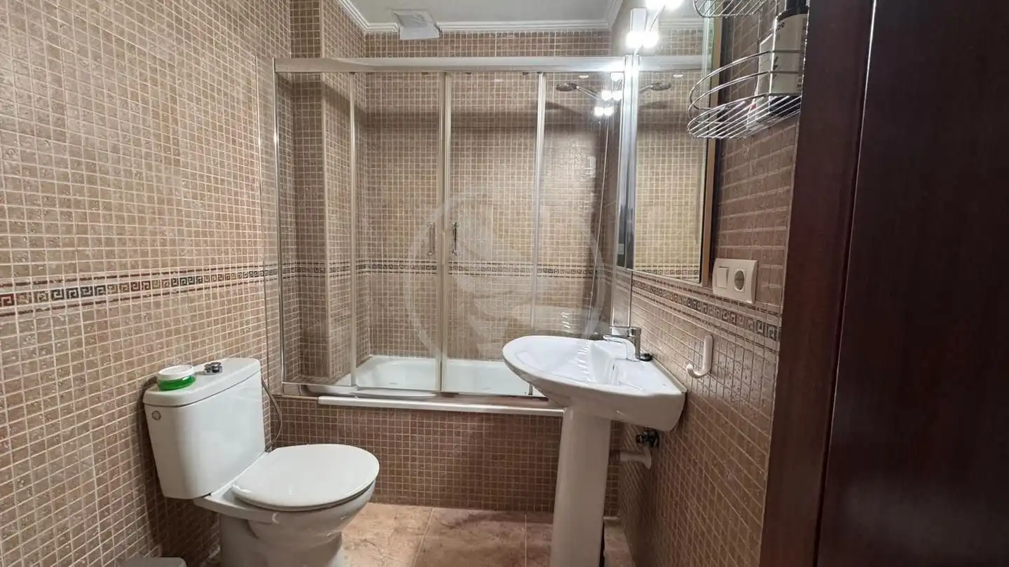 Bany de Pis en venda en Linares amb Aire condicionat