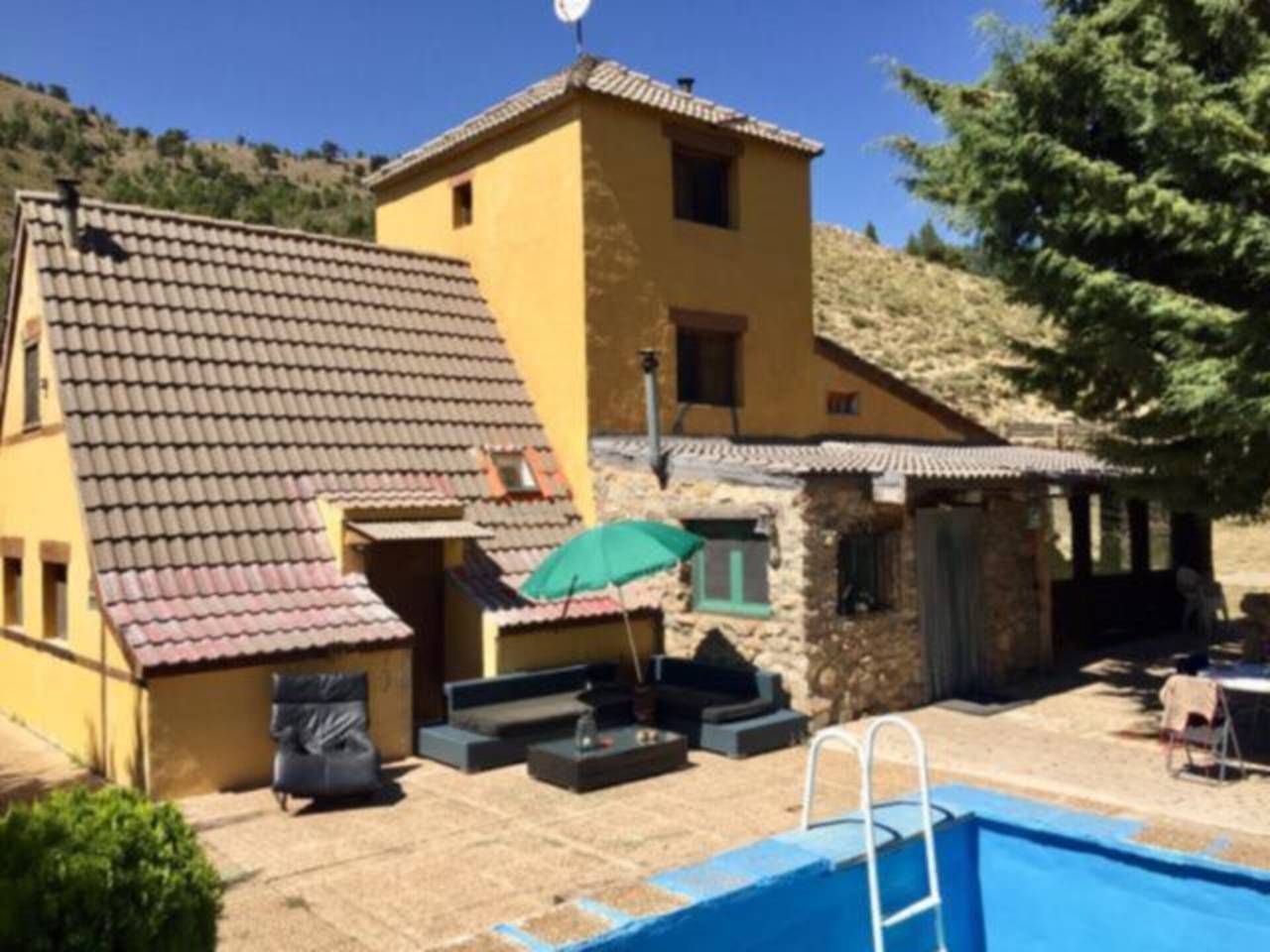 Exterior view of Country house for sale in Camarena de la Sierra  with Private garden and Terrace