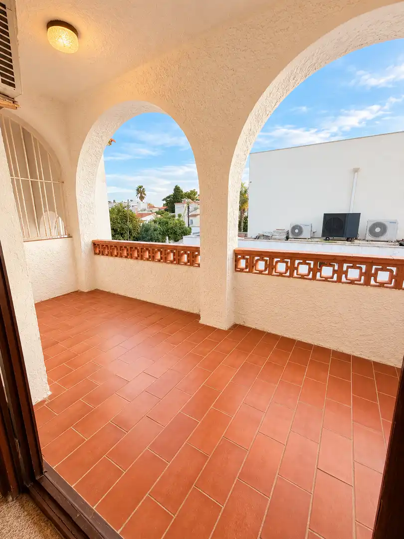 Terrasse von Wohnungen zum Verkauf in Empuriabrava mit Klimaanlage, Terrasse und Möbliert