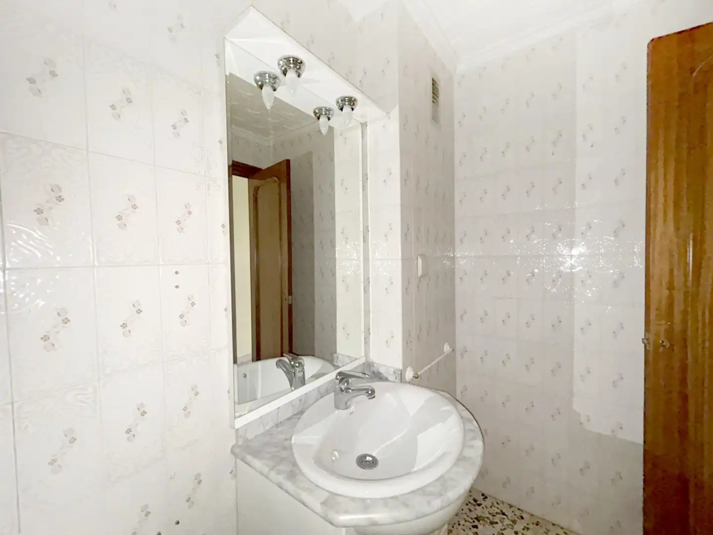 Baño de Piso de alquiler en Novelda con Aire acondicionado, Terraza y Alarma