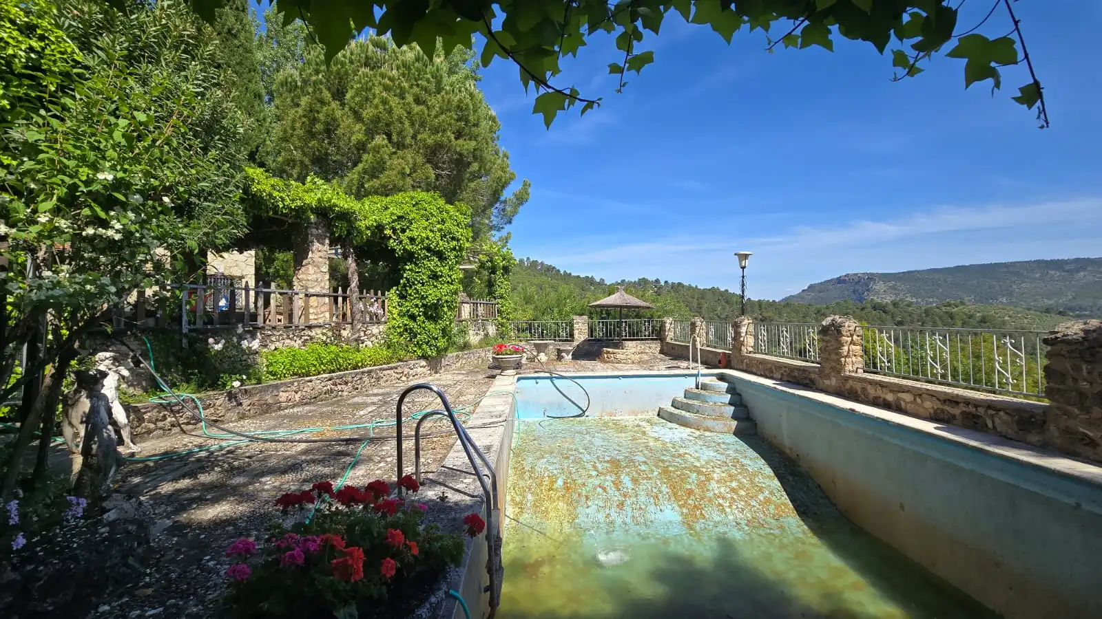 Piscina de Finca rústica en venta en Villanueva del Arzobispo con Calefacción, Trastero y Piscina