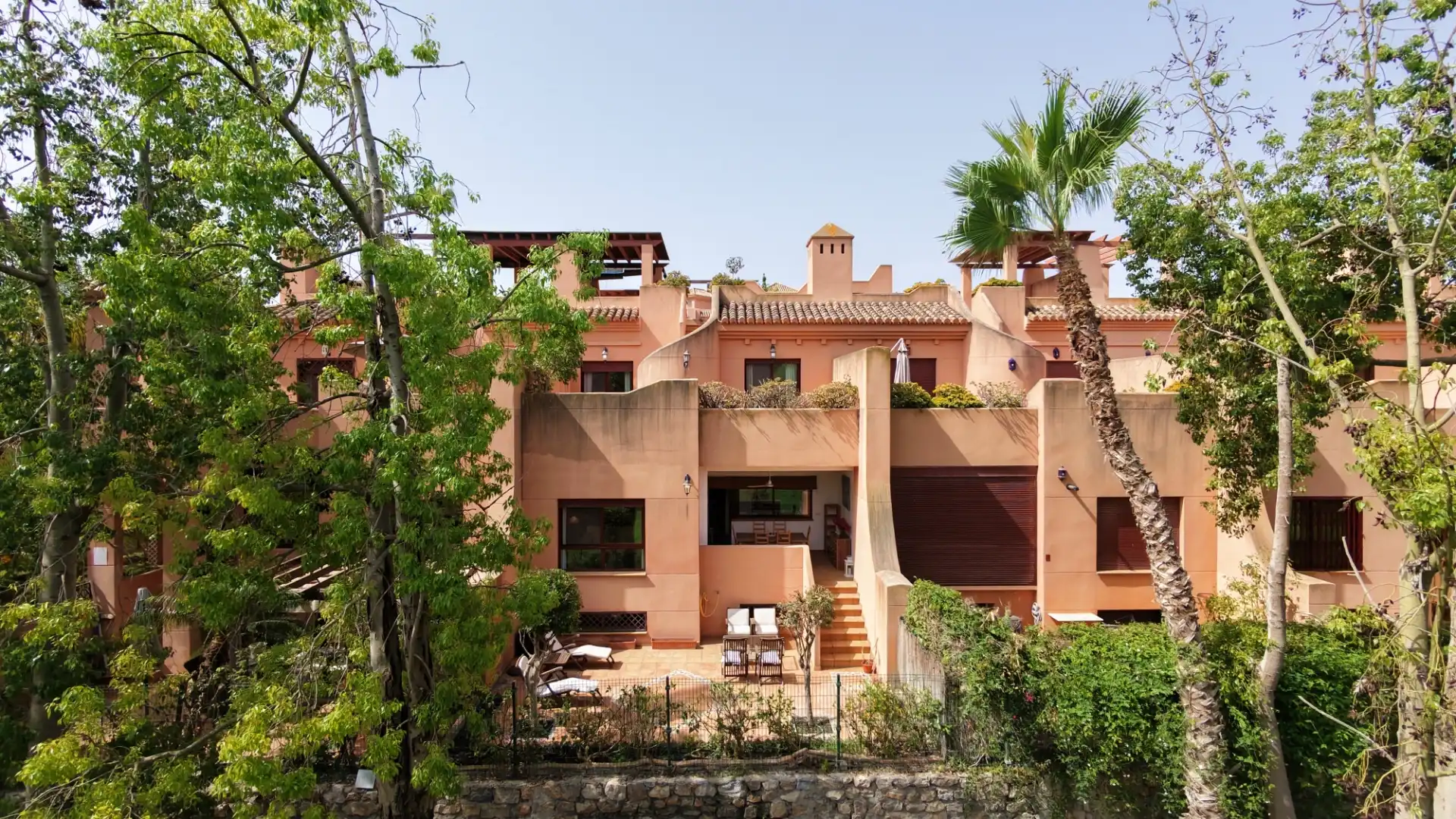 Vista exterior de Casa o xalet en venda en Motril amb Aire condicionat, Calefacció i Jardí privat