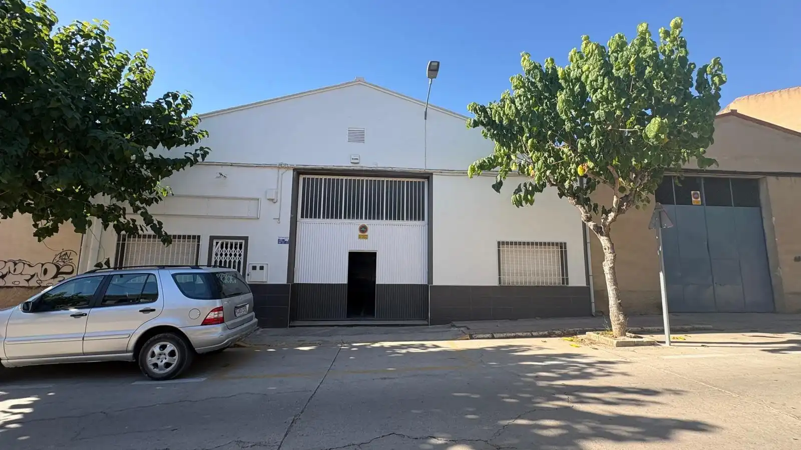 Außenansicht von Fabrikhallen zur Miete in Almansa