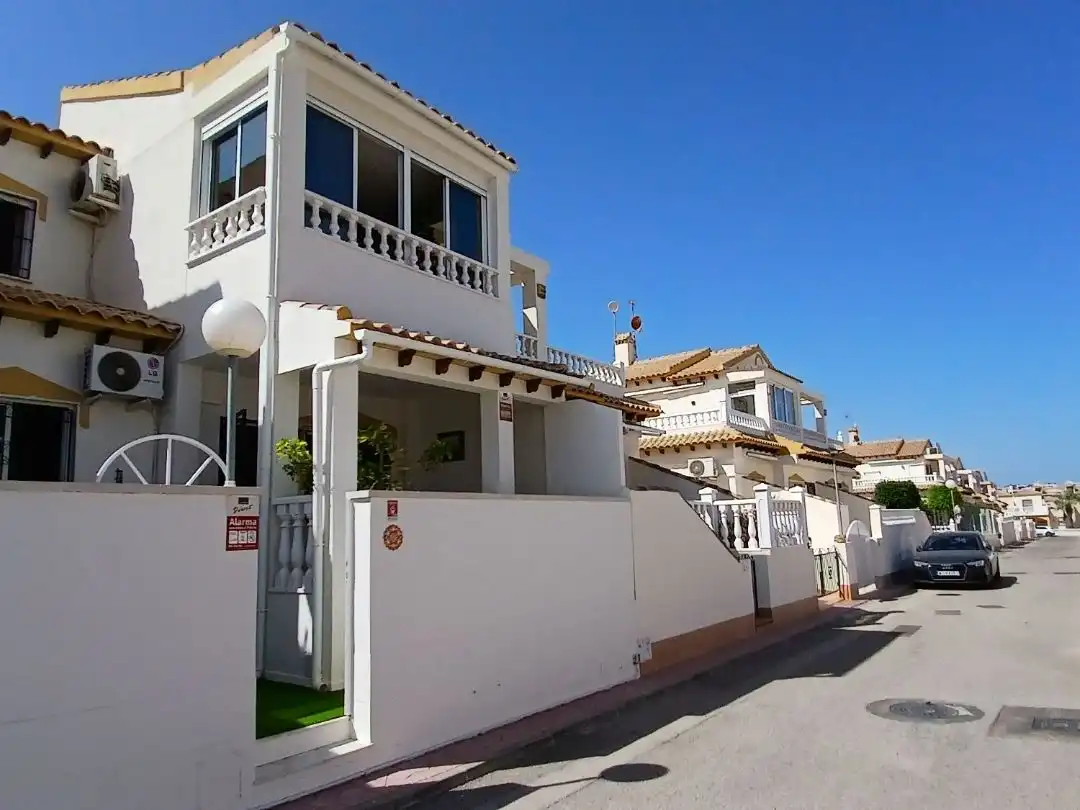 Außenansicht von Maisonette zum Verkauf in Orihuela mit Klimaanlage, Terrasse und Schwimmbad