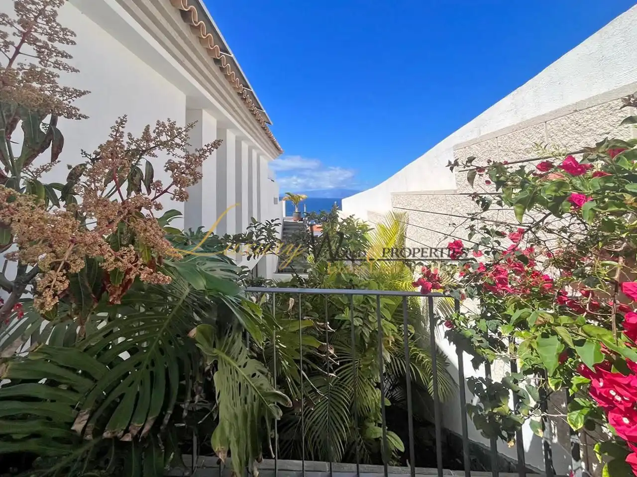 Vista exterior de Casa o xalet en venda en Santiago del Teide amb Aire condicionat, Terrassa i Piscina