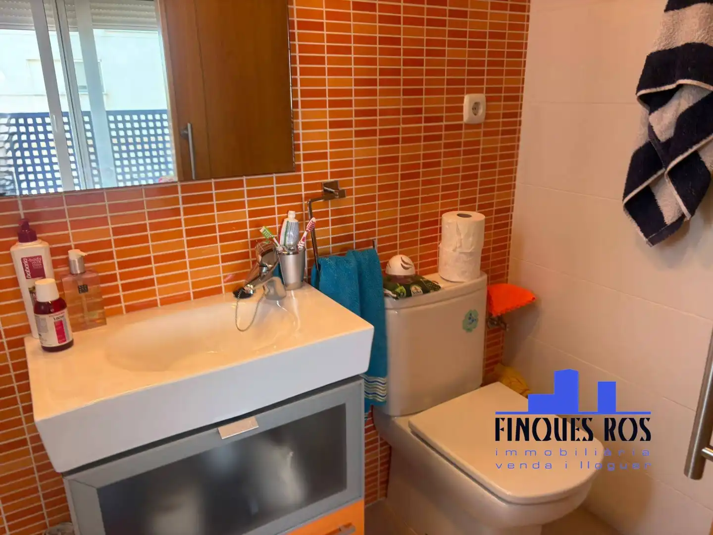 Badezimmer von Einfamilien-Reihenhaus zum Verkauf in Vinaròs mit Klimaanlage, Terrasse und Schwimmbad