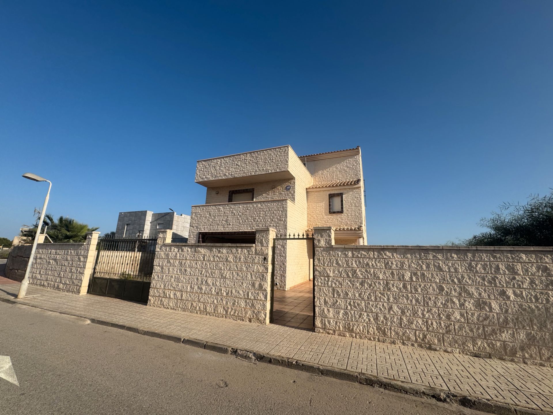 Vista exterior de Casa o xalet en venda en La Manga del Mar Menor amb Jardí privat, Terrassa i Moblat