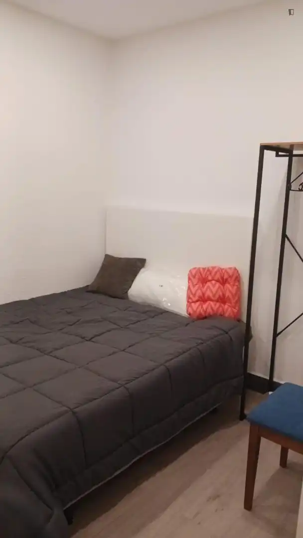 Dormitori de Apartament de lloguer en Madrid amb Moblat, Forn i Rentadora