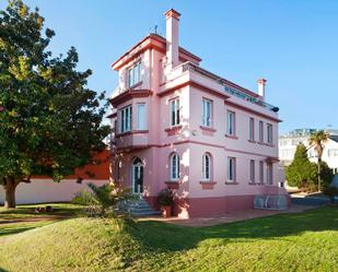 Vista exterior de Casa o xalet en venda en A Coruña Capital  amb Calefacció, Jardí privat i Parquet