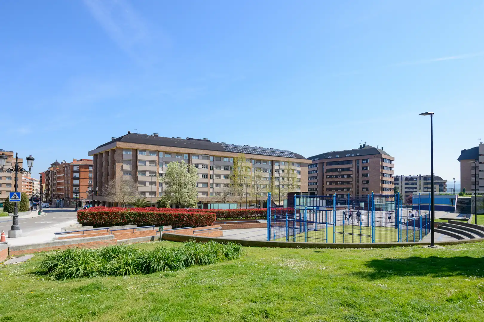 Vista exterior de Dúplex en venda en Oviedo  amb Calefacció, Parquet i Traster