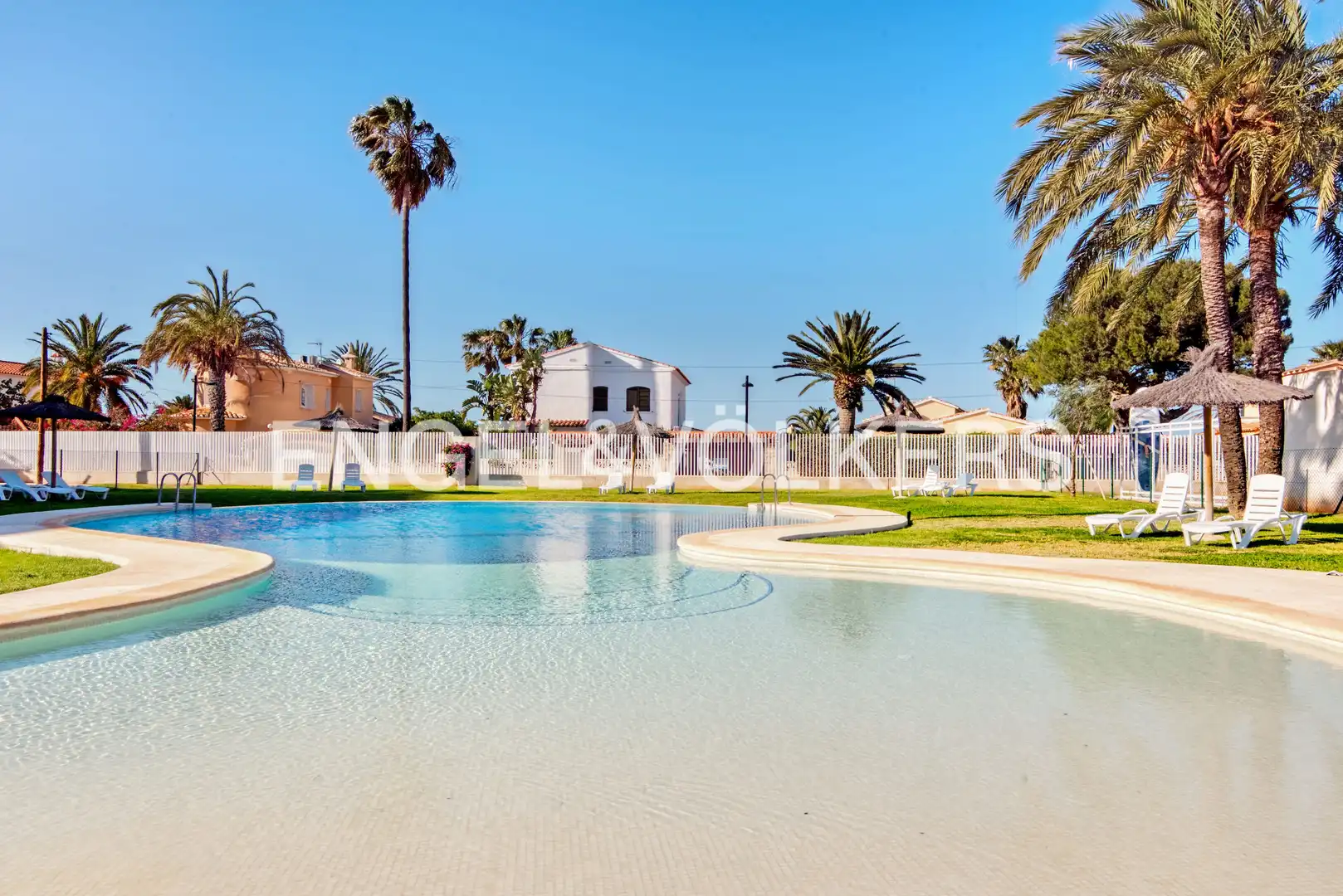 Piscina de Ático en venta en Dénia con Calefacción, Terraza y Piscina
