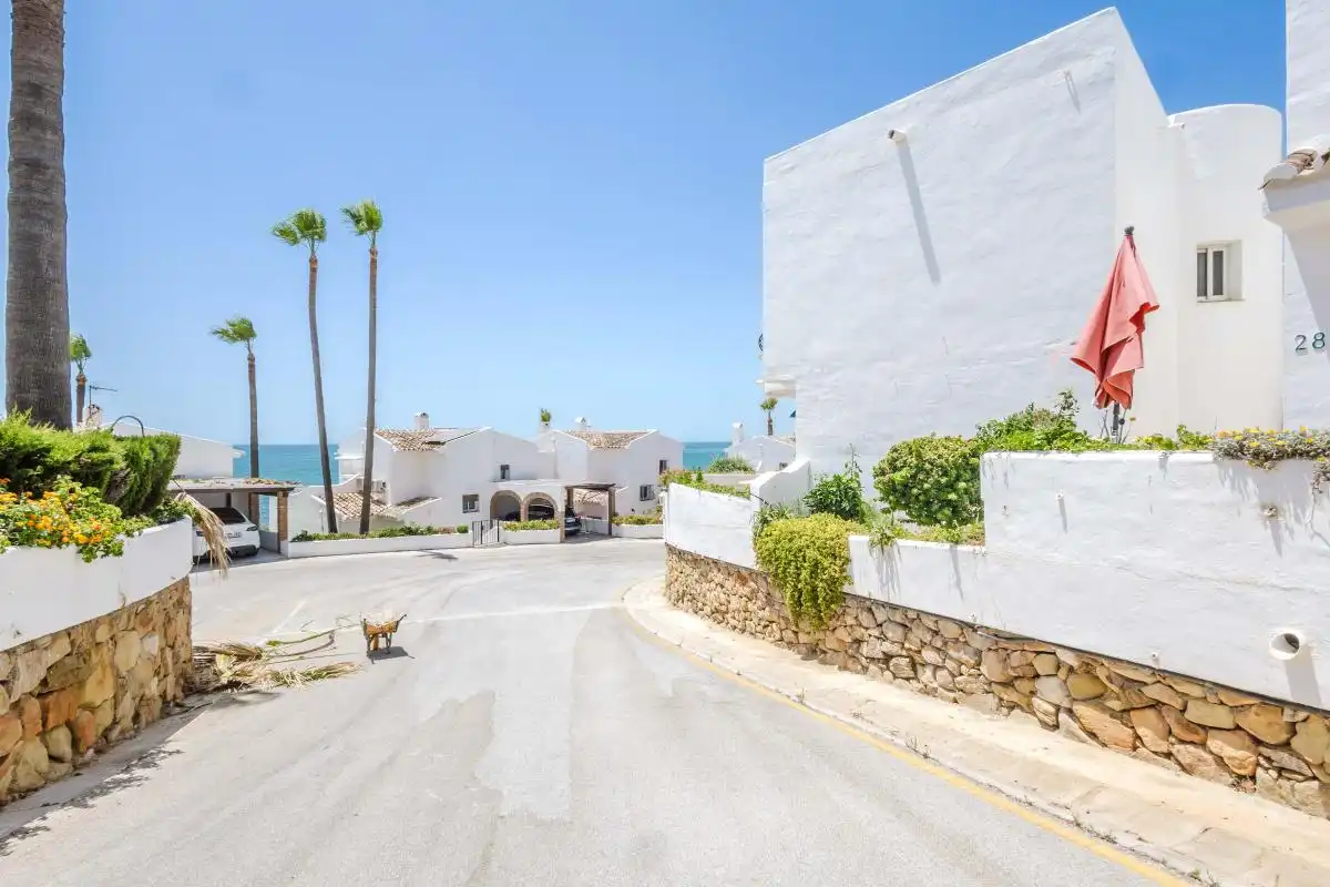 Vista exterior de Casa adosada en venda en Mijas amb Aire condicionat, Calefacció i Jardí privat