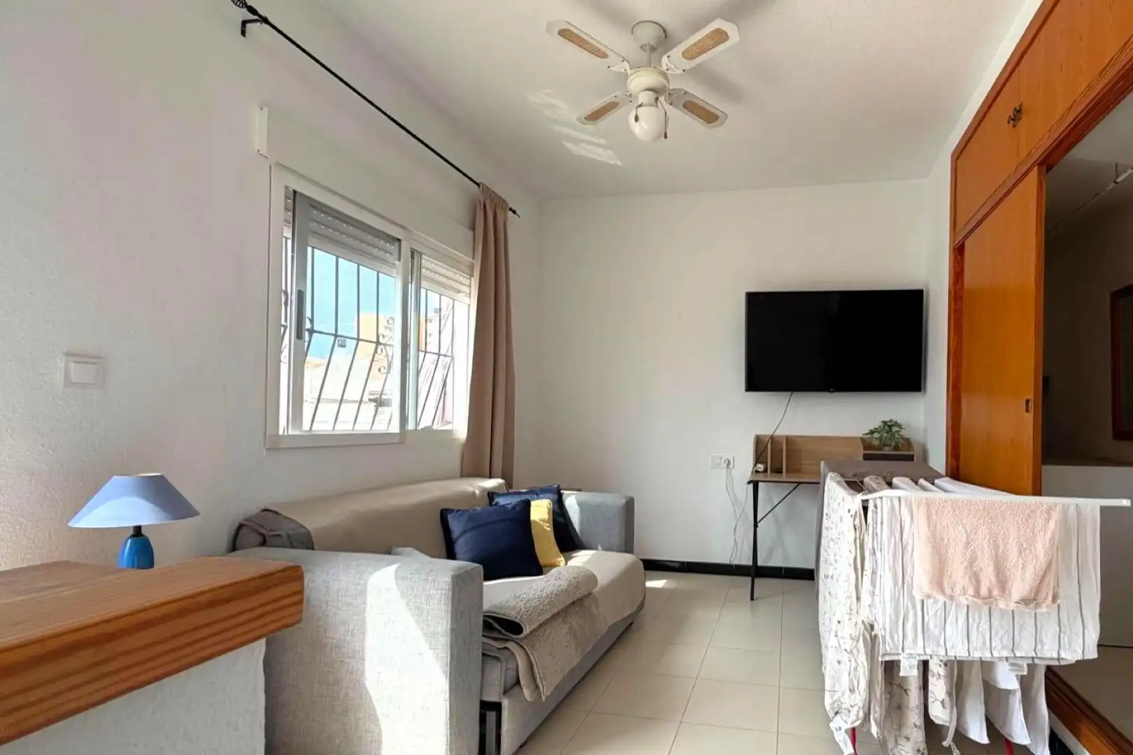 Wohnzimmer von Einfamilien-Reihenhaus zum Verkauf in Torrevieja mit Klimaanlage, Heizung und Terrasse