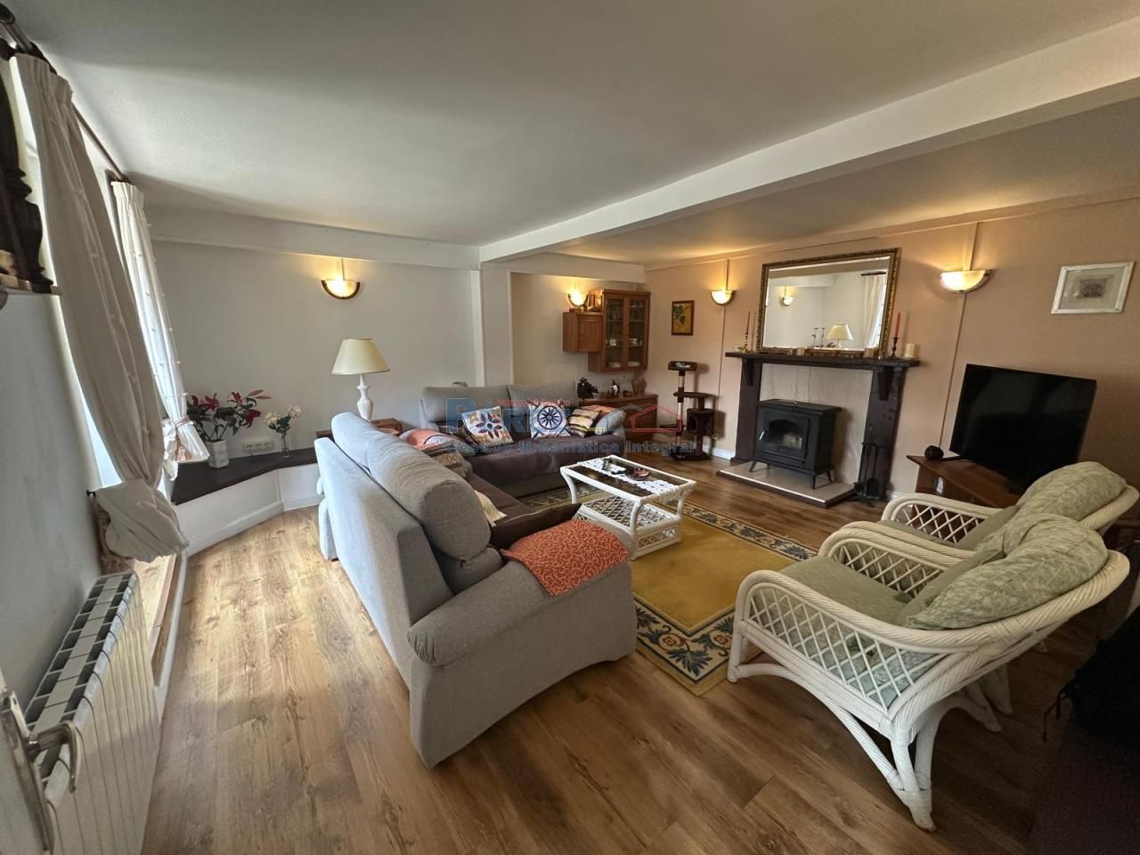 Sala d'estar de Casa adosada en venda en Cedeira amb Calefacció, Jardí privat i Traster