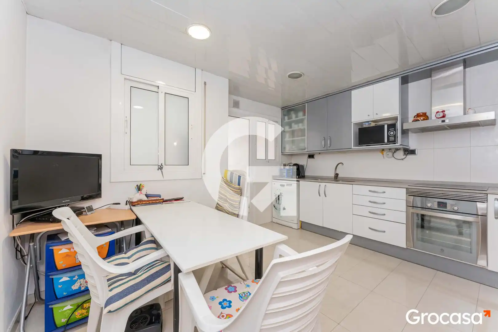 Cocina de Casa adosada en venta en Cornellà de Llobregat con Aire acondicionado, Calefacción y Trastero