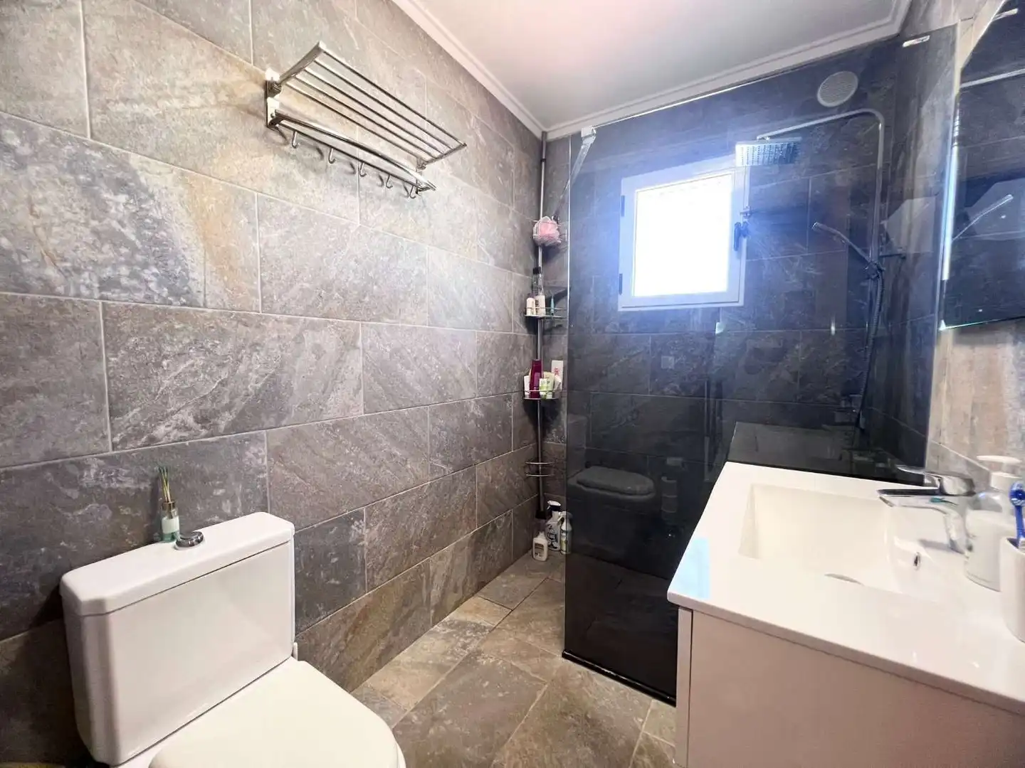 Badezimmer von Einfamilien-Reihenhaus zum Verkauf in Torrevieja mit Klimaanlage, Terrasse und Schwimmbad