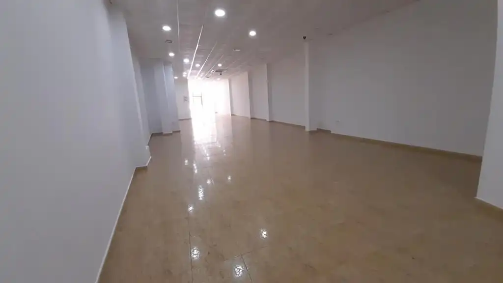 Local comercial de lloguer a La Roda