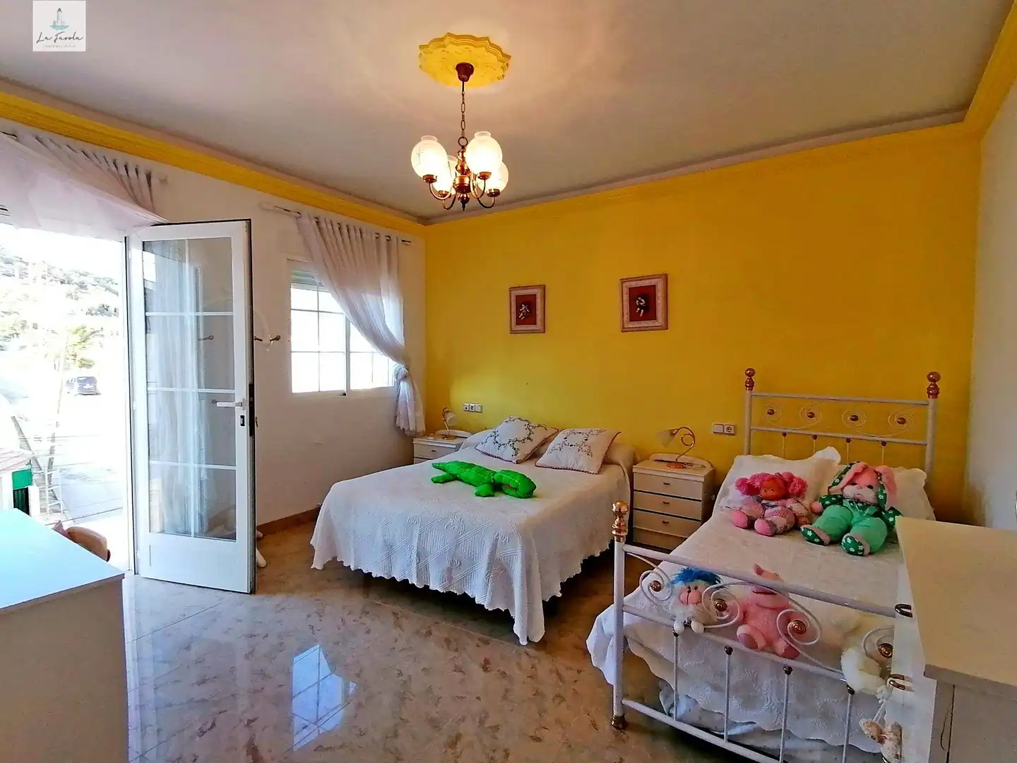 Dormitori de Casa o xalet en venda en Loja amb Jardí privat, Terrassa i Traster