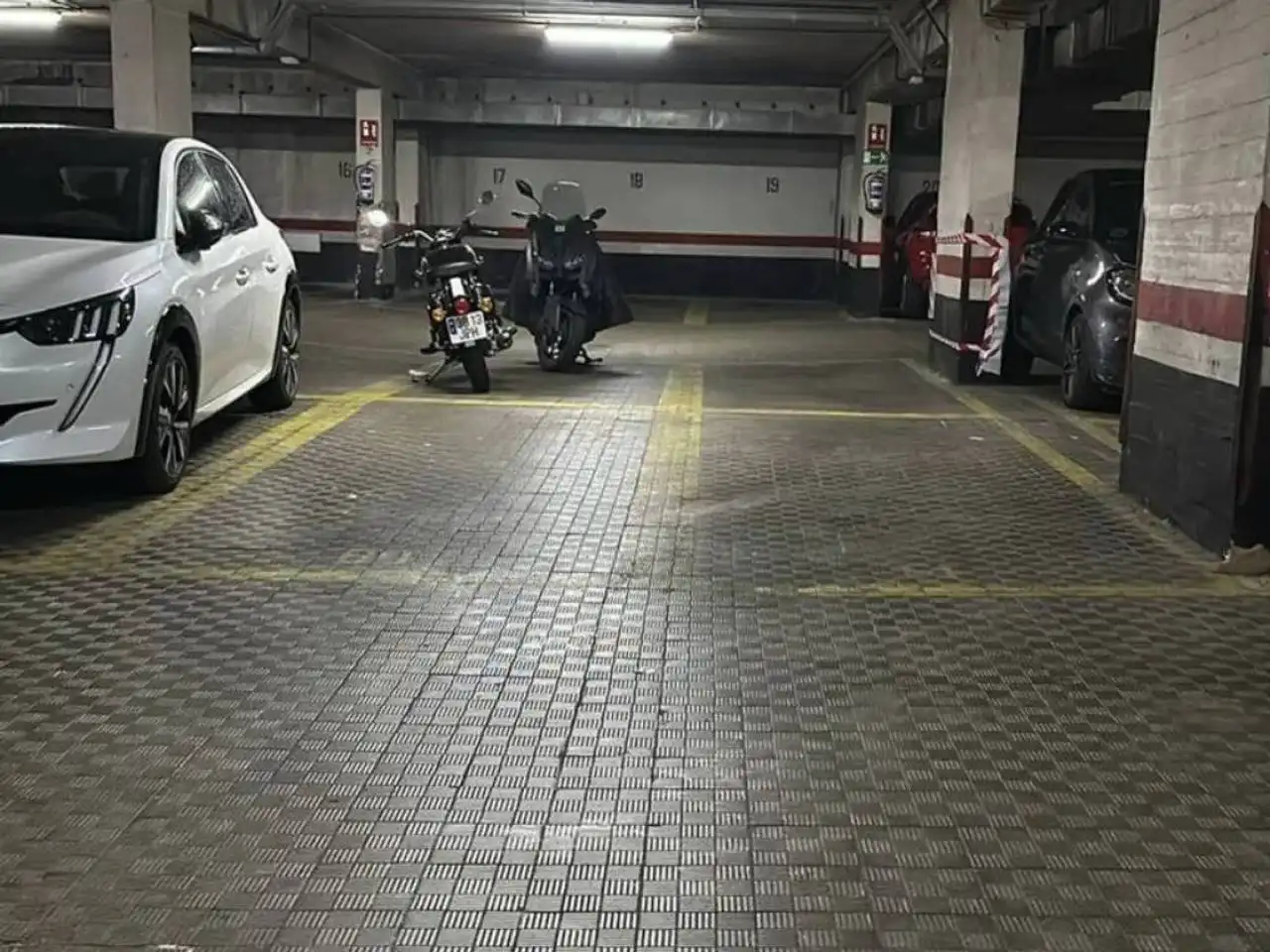 Aparcament de Garatge en venda en Madrid amb Alarma