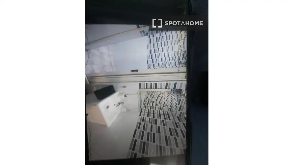 Bathroom of Flat for rent in Madrid  with Air Conditioner, Heating and Furnished