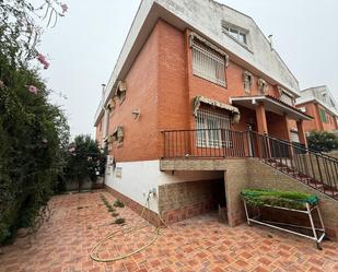 Vista exterior de Casa adosada en venda en Mérida amb Aire condicionat, Calefacció i Jardí privat