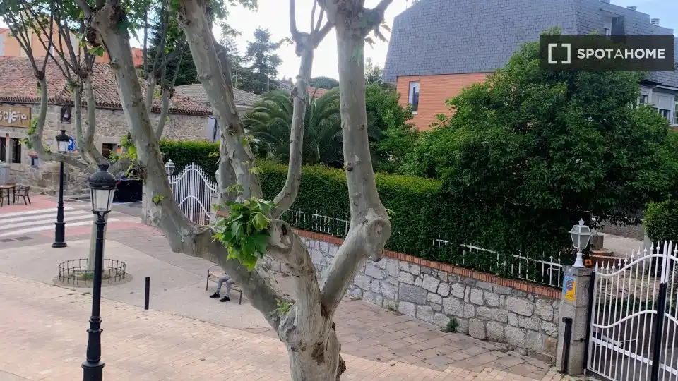 Jardí de Pis de lloguer en Torrelodones amb Aire condicionat, Calefacció i Moblat