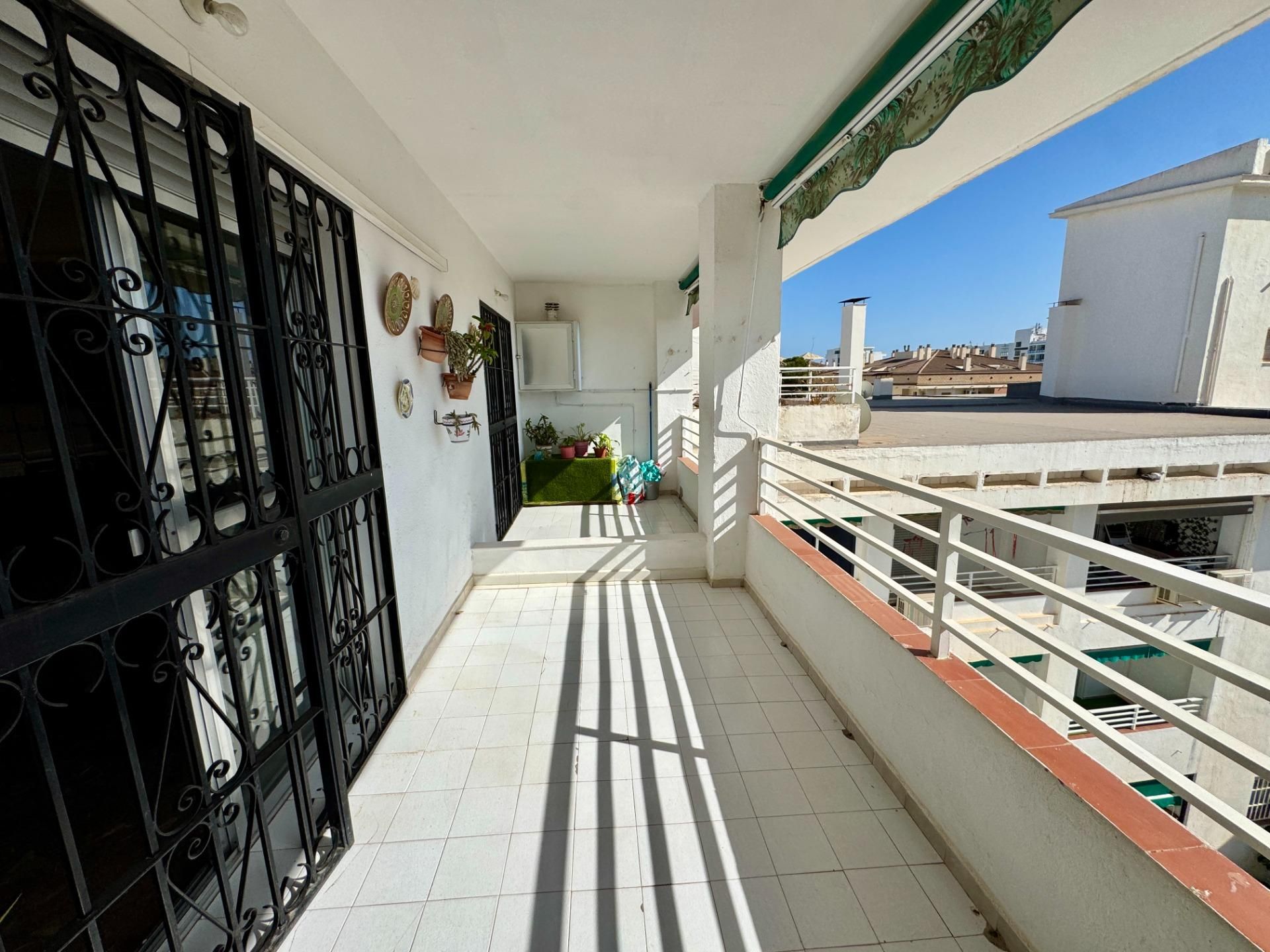 Vista exterior de Piso en venta en Benalmádena con Terraza y Piscina comunitaria