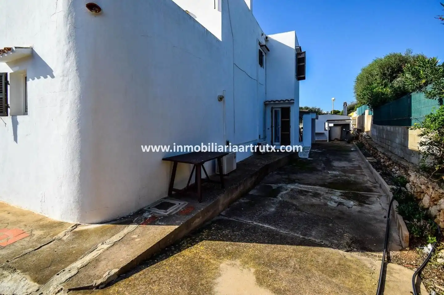 Vista exterior de Casa o xalet en venda en Ciutadella de Menorca amb Aire condicionat, Jardí privat i Terrassa