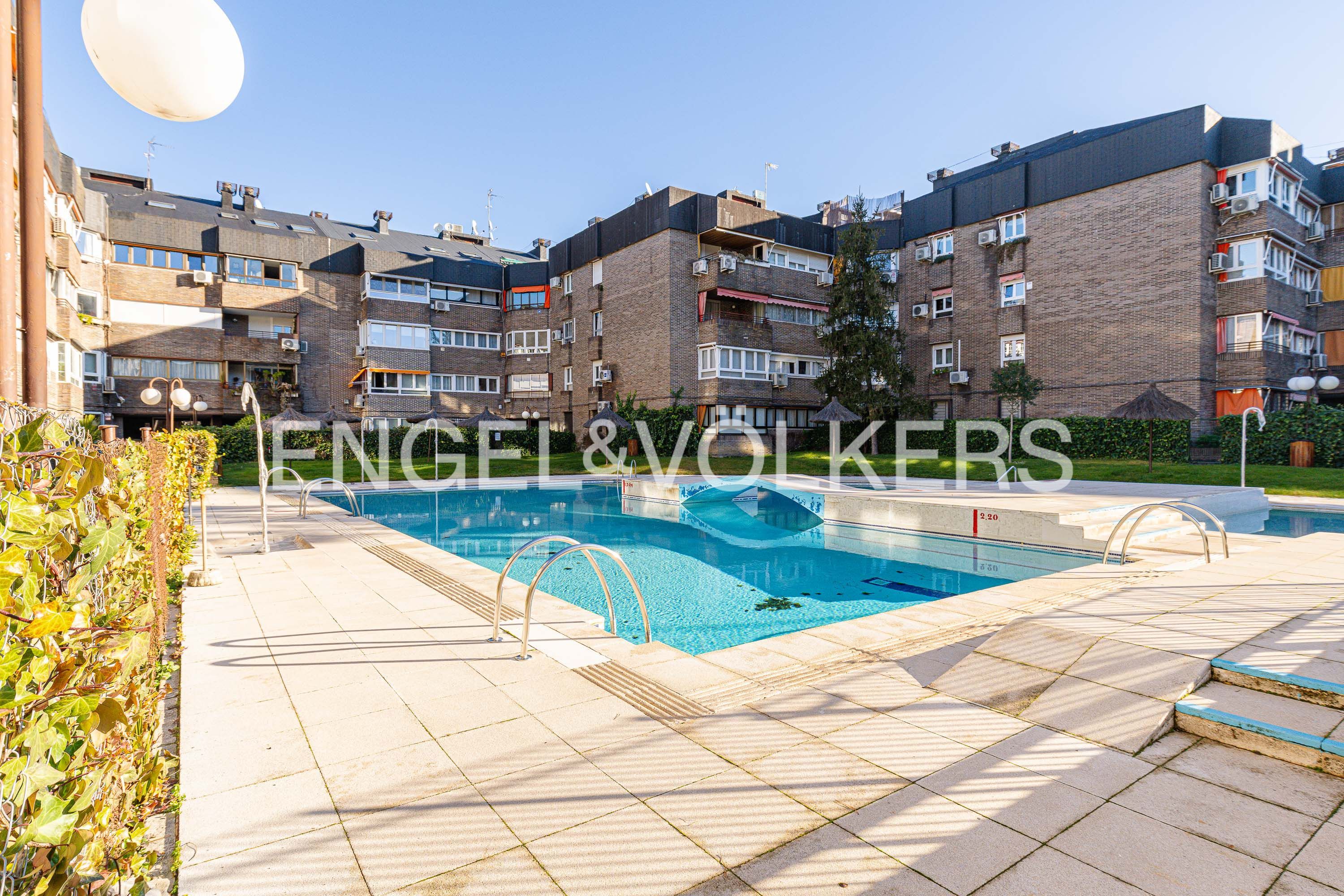 Piscina de Apartament en venda en Majadahonda amb Calefacció, Terrassa i Traster