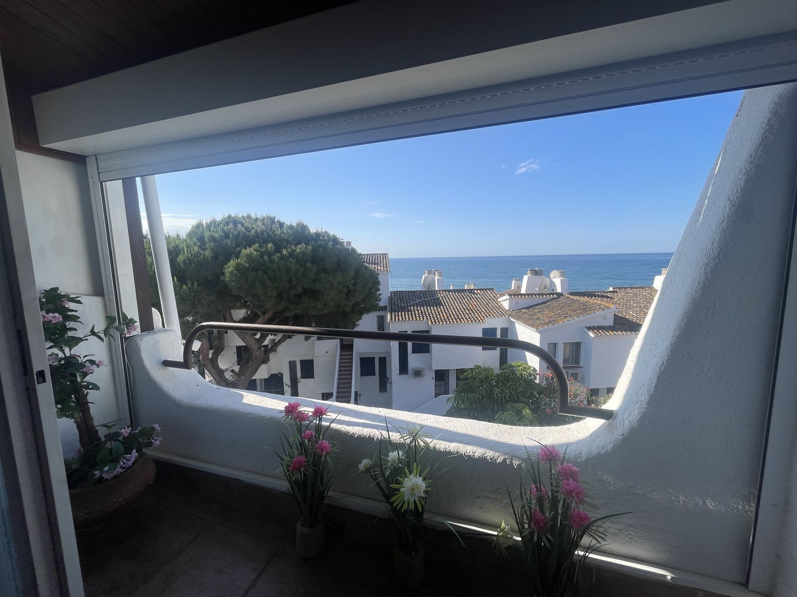 Vista exterior de Casa adosada en venda en Mijas amb Aire condicionat, Terrassa i Alarma