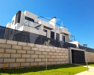 Vista exterior de Àtic de lloguer en Badajoz Capital amb Aire condicionat, Terrassa i Piscina