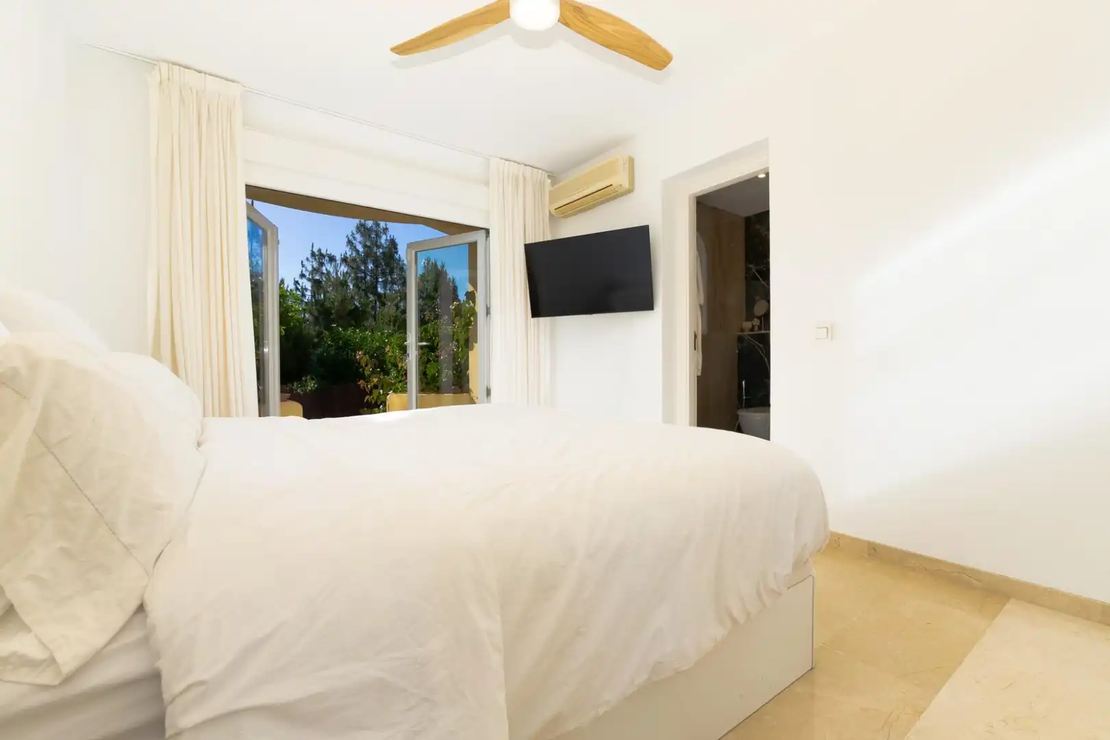 Bedroom of Detached homes for sale in Mijas