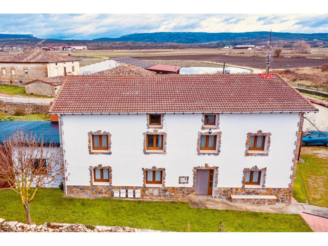 Vista exterior de Casa o xalet en venda en Valle de Losa amb Calefacció, Jardí privat i Moblat