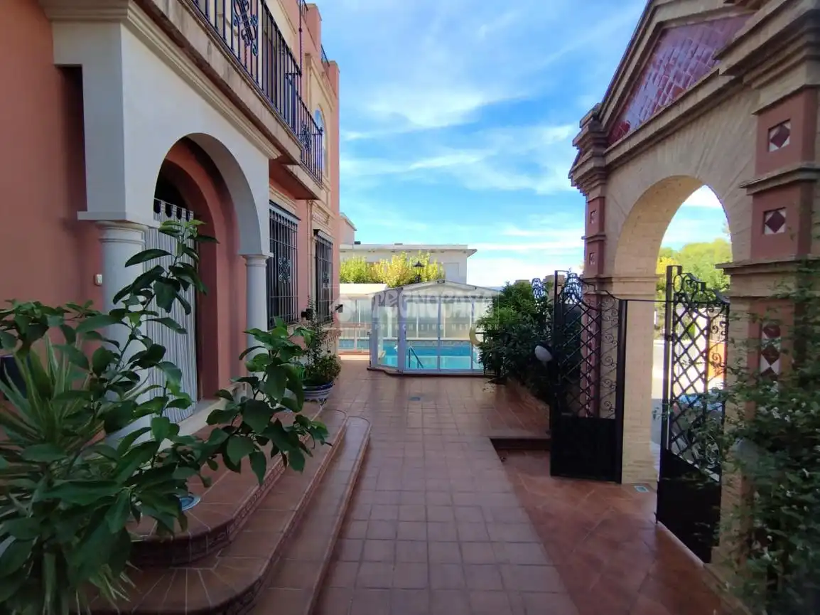 Terrassa de Casa o xalet en venda en Arjonilla amb Calefacció, Piscina i Alarma
