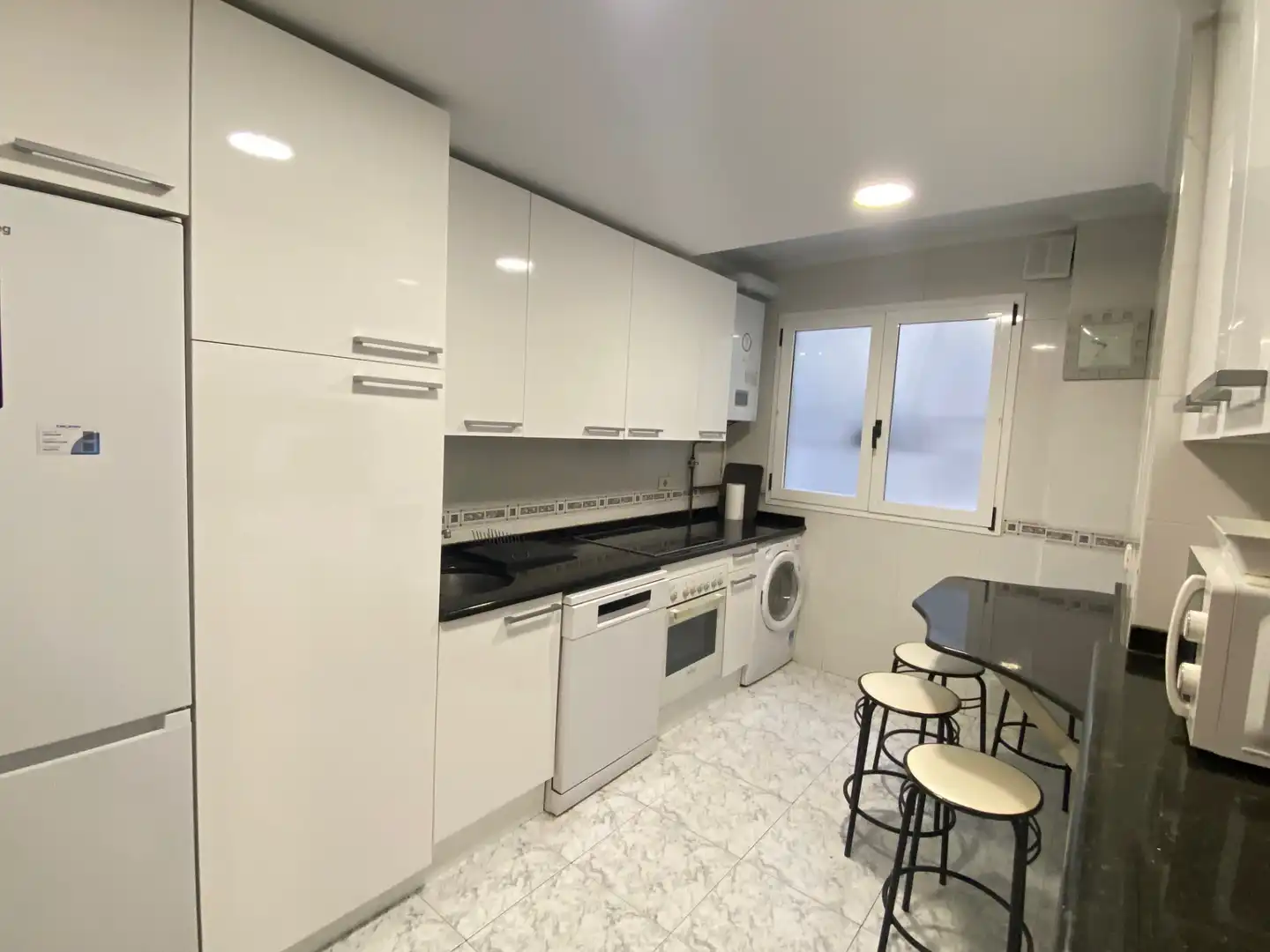 Cocina de Piso en venta en Castro-Urdiales con Calefacción, Trastero y Piscina