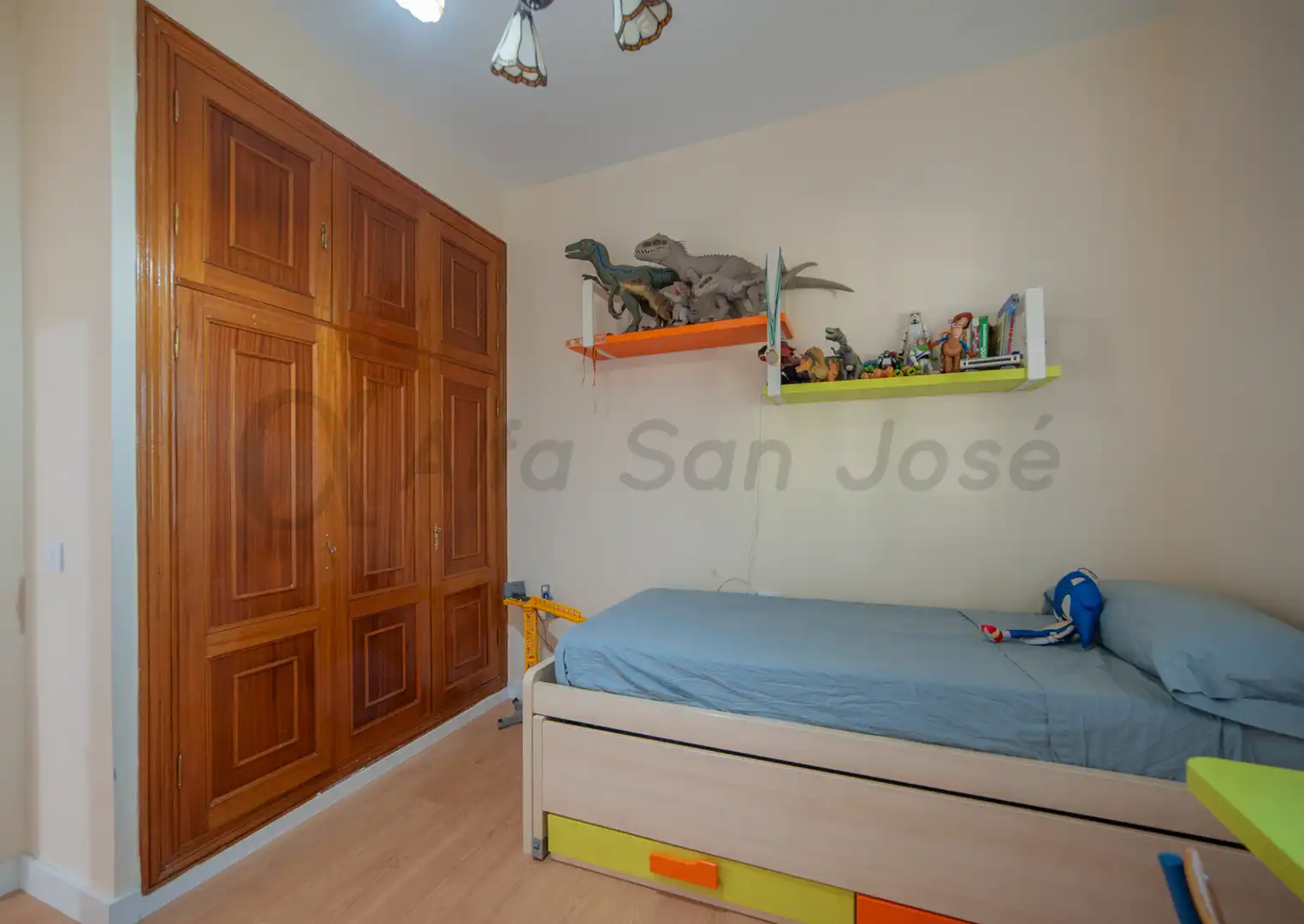 Dormitori de Casa o xalet en venda en La Rinconada amb Aire condicionat, Jardí privat i Piscina