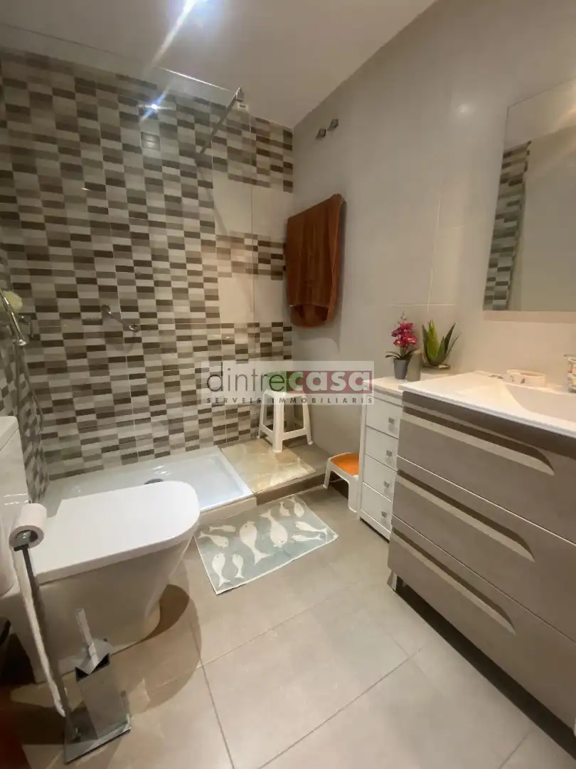 Badezimmer von Erdgeschoss zum Verkauf in Tordera mit Heizung, Parkett und Terrasse